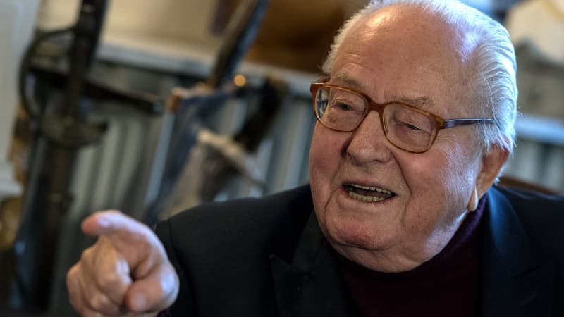 Jean-Marie Le Pen durant une interview à son domicile, en janvier