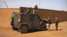 Militaires français à Gao, au Mali. Jean-Yves Le Drian, le ministre de la Défense, a jugé "difficile" de donner un calendrier précis concernant le début du retrait des forces françaises engagées depuis le 11 janvier au Mali contre des groupes islamistes a