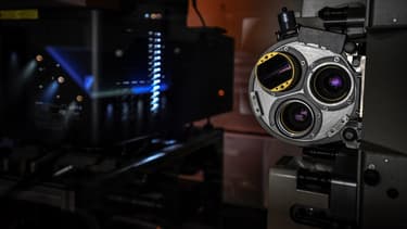 Un projecteur dans une salle de cinéma à Paris (photo d'illustration)