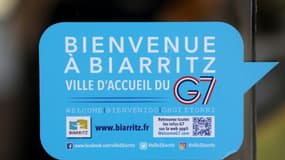Un autocollant sur une vitre accueille les visiteurs à Biarritz pour le G7, qui se dérouerla de samedi à lundi, le 23 août 2013.