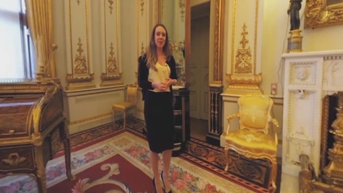 La porte dérobée du salon blanc.
