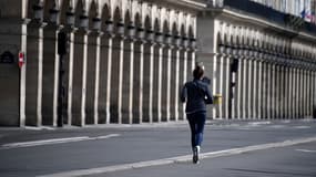 Une joggeuse à Paris