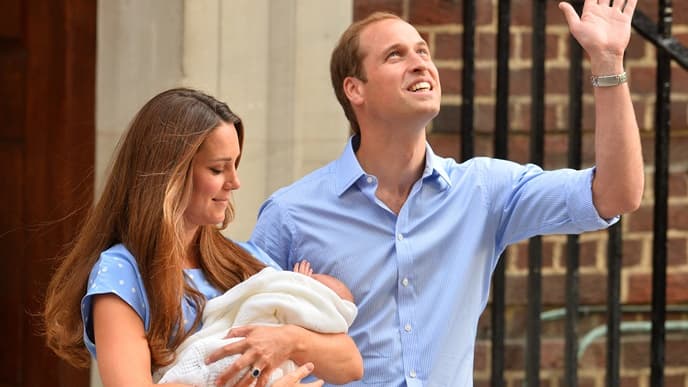 Le couple royal au moment de la présentation de son fils aux médias et au public.