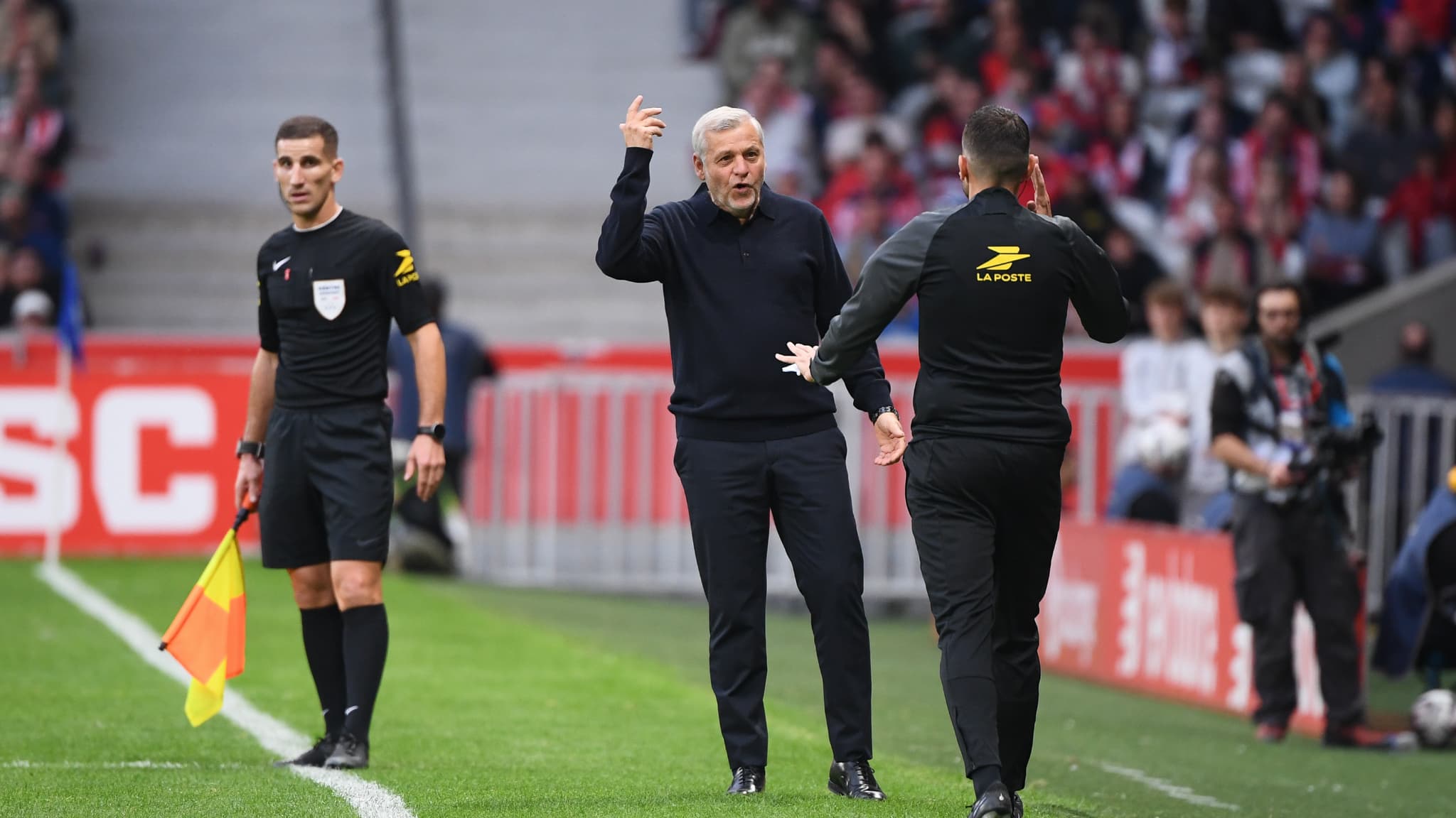 "C'EST TELLEMENT RISIBLE": BRUNO GENESIO EXPLIQUE SON COUP DE SANG ET SON EXCLUSION LORS DE LILLE-LYON