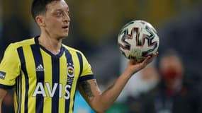 Mesut Ozil, champion du monde 2014 avec l'Allemagne, lors d'un match entre Fenerbahçe et Galatasaray, le 6 février 2021 à Istanbul