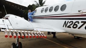 Un avion équipé d'iodure de sodium, de chlorure de sodium et de chlorure de potassium pour l'ensemencement de nuage, à l'aéroport de Jakkur, en Inde, le 21 août 2017.