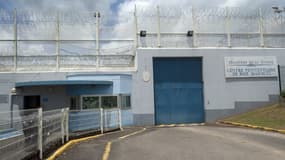La façade du centre pénitencier de Baie-Mahault en Guadeloupe