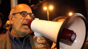 Les Frères musulmans ont annoncé lundi qu'ils s'employaient à former un large comité politique avec l'opposant Mohamed ElBaradeï (photo), afin de nouer un dialogue avec l'armée égyptienne. /Photo prise le 30 janvier 2011/REUTERS/Asmaa Waguih