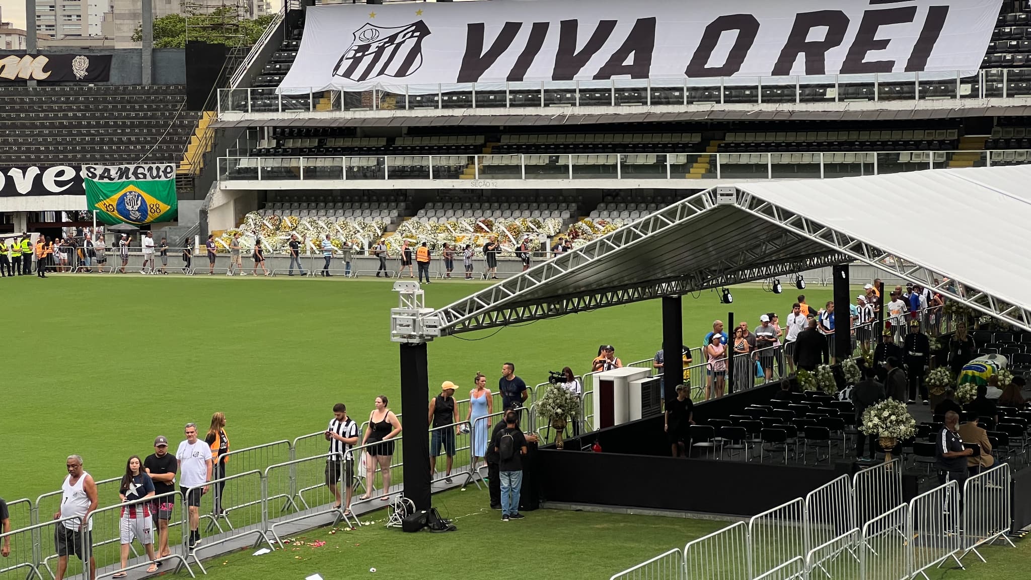 Les fans continuent de se recueillir devant la dépouille de Pelé, le 3 janvier 2023.