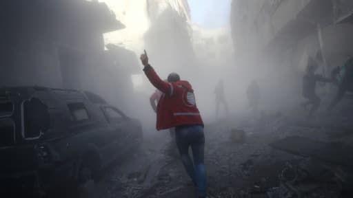 Un membre du Croissant rouge après des bombardements dans un quartier rebelle de Douma, à l'est de Damas, le 19 février 2017