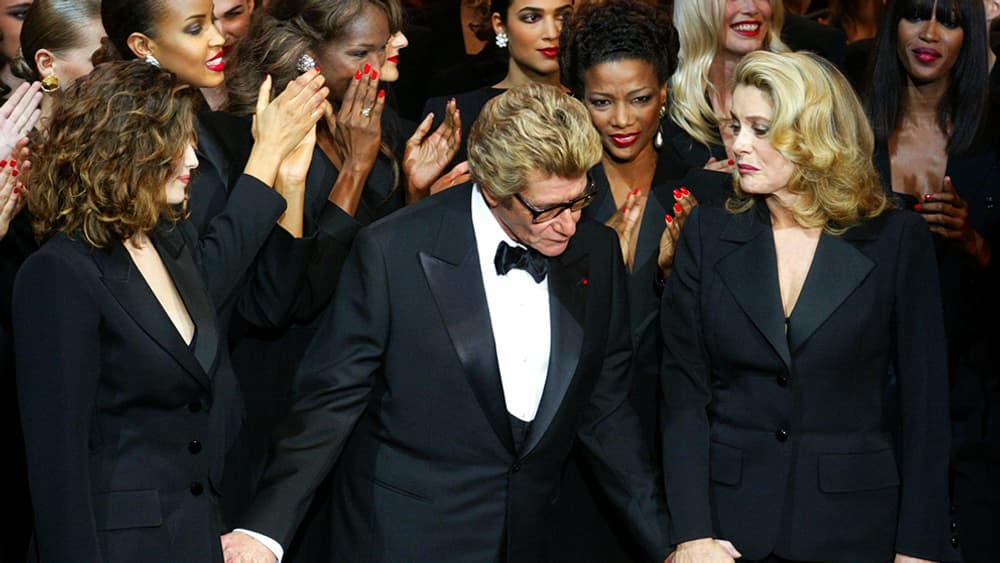 Yves Saint Laurent faisant ses adieux à la mode en 2002.