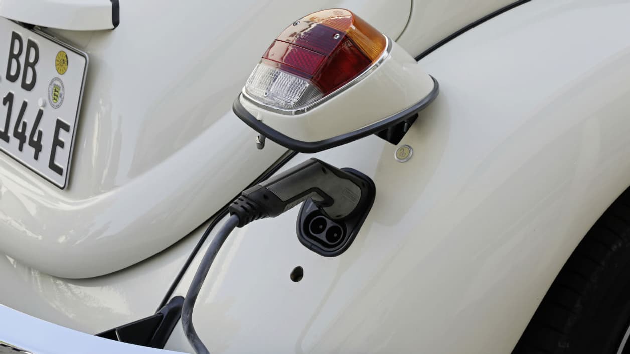 Le port de recharge caché derrière le phare arrière droit, détail amusant sur cette e-Beetle.