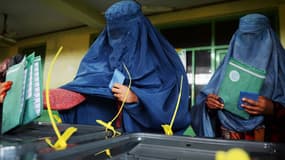 Des Afghanes déposent leur bulletin dans un bureau de vote à Kaboul en Afghanistan le 5 avril 2014.