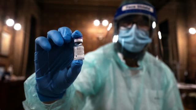 Un soignant montre une dose du vaccin Pfizer-BioNTech en Italie, le 12 février 2021