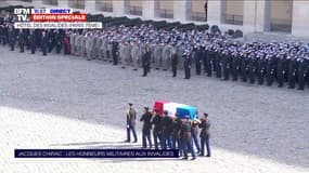 Le cercueil de Jacques Chirac rejoint la cour des Invalides pour un hommage militaire en présence d'Emmanuel Macron