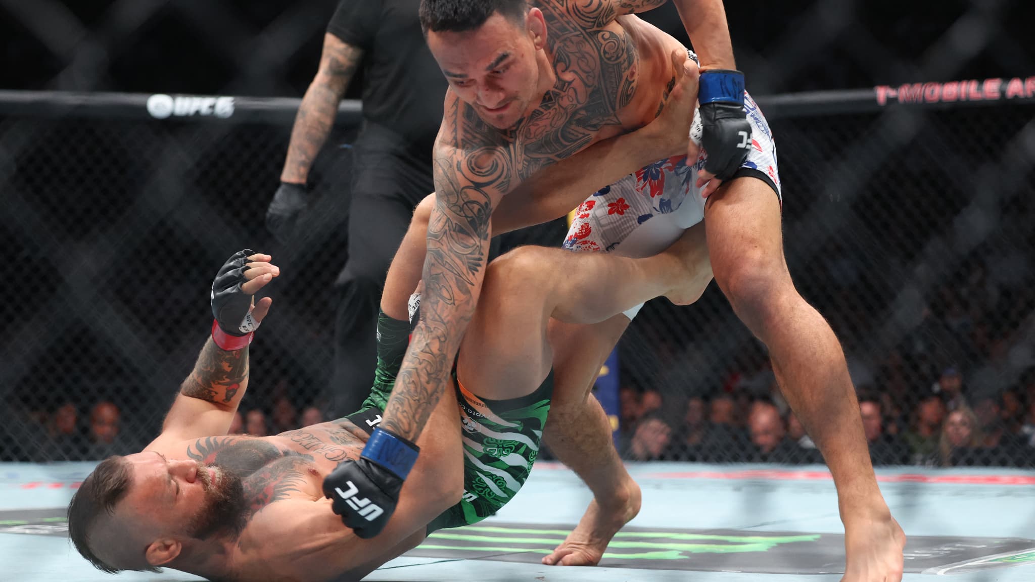https://images.bfmtv.com/ssr9uBafgdbBAPTeyGl_CdjrXzE=/0x243:2048x1395/images/Conor-McGregor-au-sol-et-Max-Holloway-a-Las-Vegas-lors-de-l-UFC-329-le-12-juillet-2026-2318933.jpg