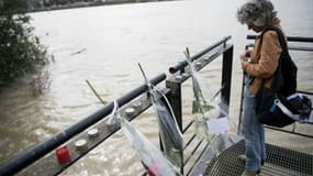 Une femme se recueille au bord de la Loire, le 30 juillet 2019 à Nantes, au lendemain de la découverte du corps de Steve Maia Caniço dans le fleuve