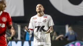 Neymar dépité avec Santos contre l'Internacional Porto Alegre en D1 brésilienne, le 23 juillet 2025