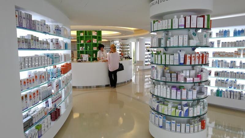 L'assurance maladie propose 2,5 milliards d'économies en 2014, à travers notamment des baisses de prix de certains médicaments, pour limiter à 2,4% la hausse des dépenses de santé en France. /Photo d'archives/REUTERS/Yiorgos Karahalis