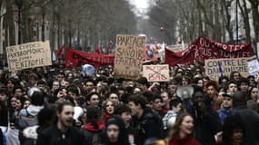 Des étudiants manifestent contre les réformes du gouvernement, le 22 mars 2018 à Paris. 
