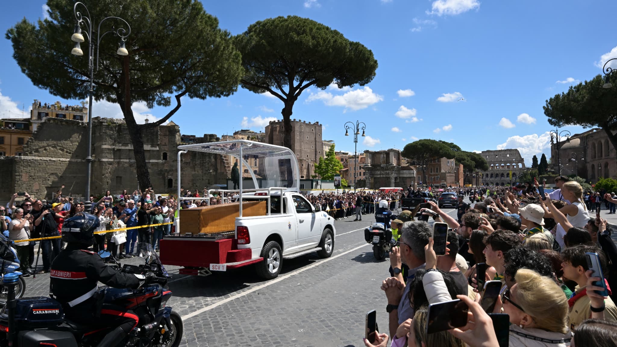 La papamobile dans les rues de Rome, le 26 avril 2025