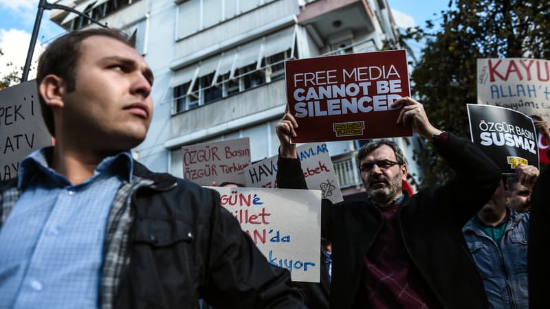 Des manifestants venus défendre Kanalturk devant leurs locaux le 28.10.2015 à Istanbul