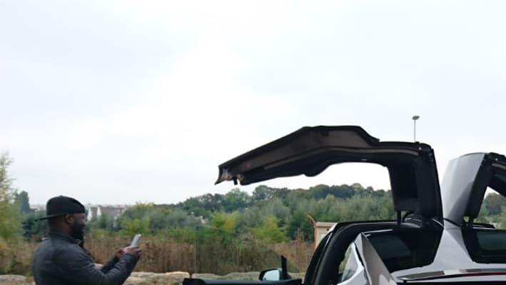 Lors d'un arrêt en plein test, le Model X ne laisse pas indifférent! Lors d'un arrêt en plein test, le Model X ne laisse pas indifférent!