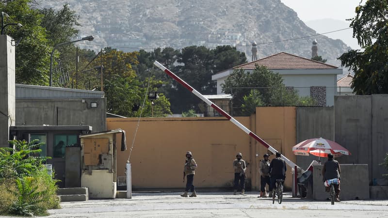 Un portail de la "Green Zone", où était située l'ambassade de France à Kaboul, jusqu'à son déplacement à l'aéroport de la capitale afghane, dimanche 15 août 2021