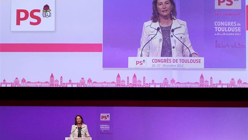 Ségolène Royal a amorcé vendredi un retour sur la scène politique lors du congrès du Parti socialiste à Toulouse, où elle a appelé l'exécutif à passer à une nouvelle phase, celle des réformes de structure. /Photo prise le 26 octobre 2012/REUTERS/Jean-Phil