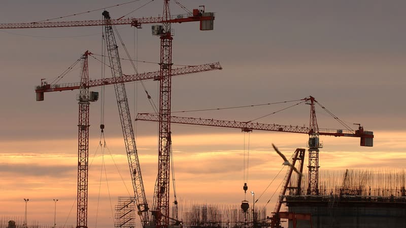 Bouygues Construction justifie l'emploi massif d'ouvriers étrangers sur le chantier de l'EPR par un manque de main d'oeuvre française.