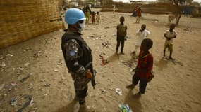 Un soldat de l'Union Africaine et des Nations Unies au Darfour dans un camp de déplacés en avril 2016