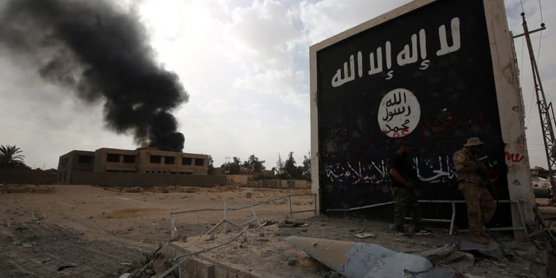 Le drapeau de Daesh peint sur un mur, dans la ville irakienne d'al-Qaim, en novembre 2017