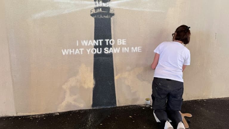 Le phare transformé en pénis: l'œuvre de bansky à marseille dégradée