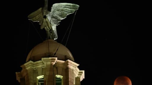 Le lune rouge près du Liver Building à Liverpool au nord de l'Angleterre le 28 septembre 2015 Le lune rouge près du Liver Building à Liverpool au nord de l'Angleterre le 28 septembre 2015