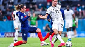 Antoine Griezmann tacle Thomas Muller lors de France-Allemagne