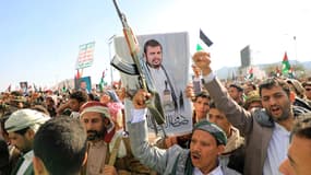 Une photo du leader houthi Abdul-Malik al-Houthi brandie lors d'une manifestation pro-palestinienne à Sanaa, le 5 janvier 2024