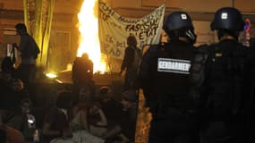 Des gendarmes et des manifestants dimanche soir, à Gaillac.