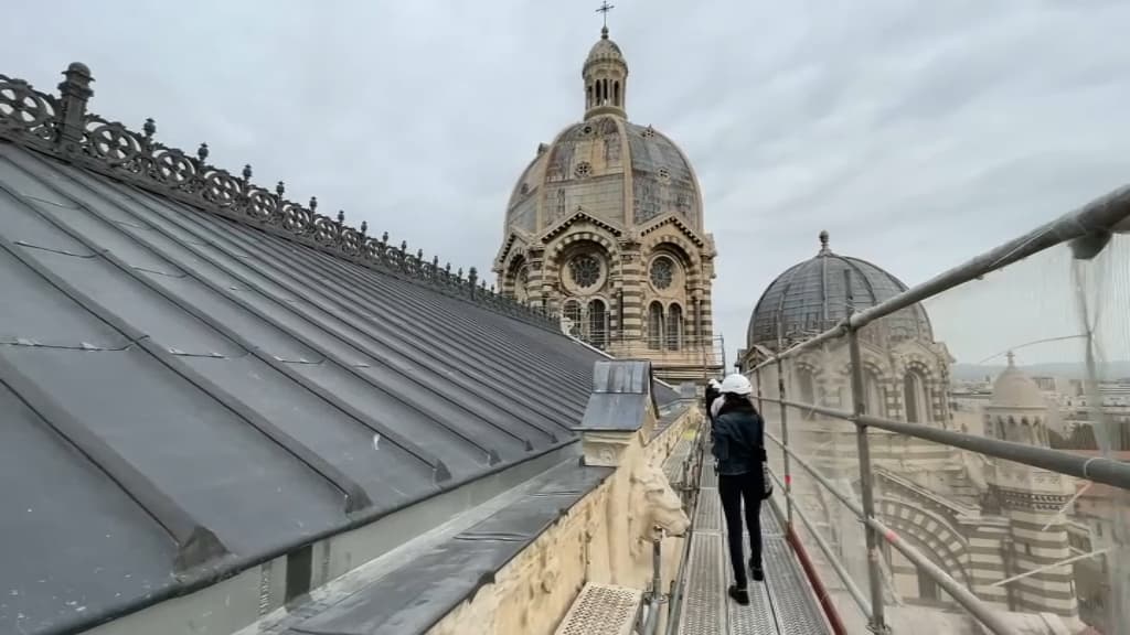 Des ouvriers rénovent la cathédrale de la Major. Des ouvriers rénovent la cathédrale de la Major.