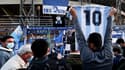 Un supporter devant le stade San Paolo avec un maillot de Maradona floqué du numéro 10, à Naples le 26 novembre 2020