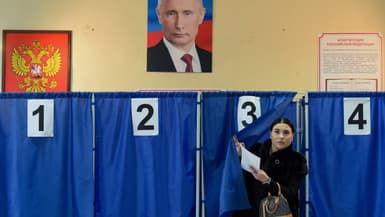 Une femme vote à l'élection présidentielle russe dans un bureau de vote à Donetsk, ville ukrainienne sous contrôle russe, le 16 mars 2024.