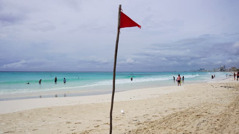 Une plage interdit la baignade à l'approche de la tempête Idalia à Cancun, au Mexique le 28 août 2023
