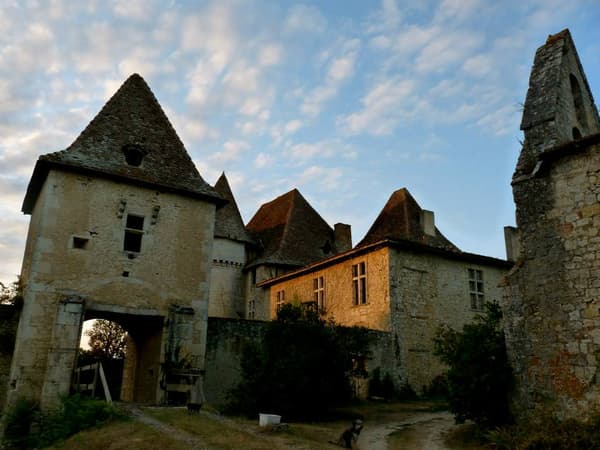 Le château d’Esclignac, qui appartenait aux frères Bogdanoff, laissé à l'abandon à Montfort dans le Gers.