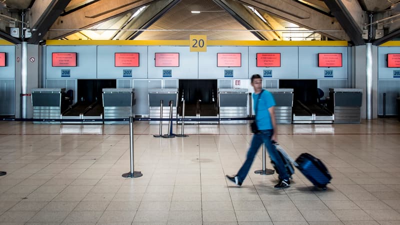 Un passager dans le hall vide de l'aéroport de Lyon-Saint-Exupéry, le 15 septembre dernier.