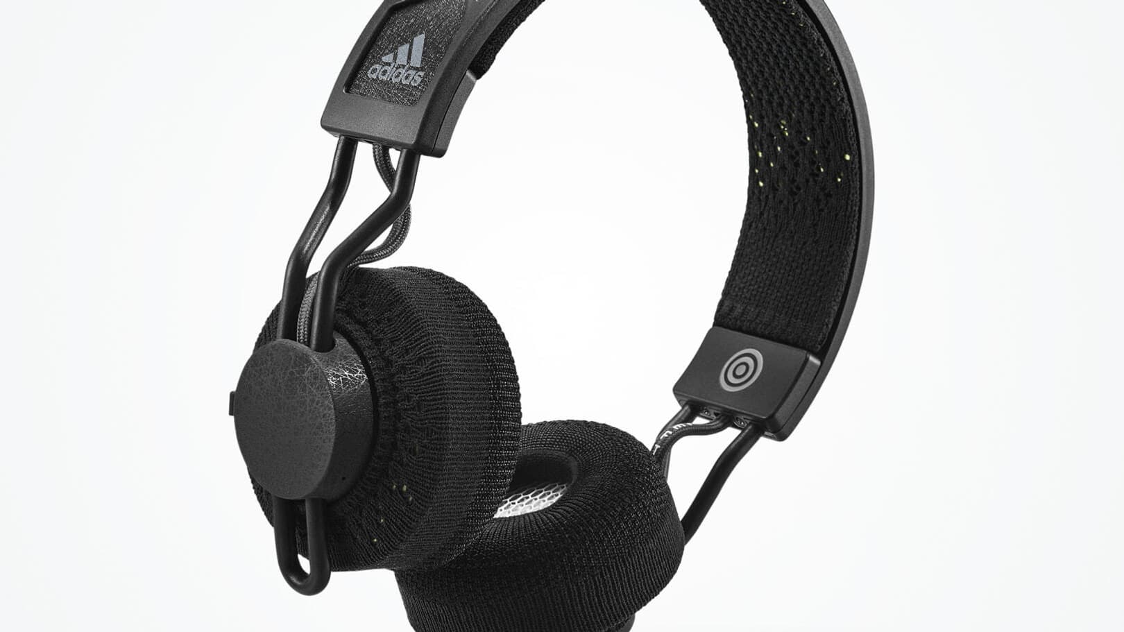 Le RPT02SOL, le casque d'Adidas qui se recharge à la lumière grâce à sa bande supérieure.
