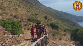 Les secours italiens dans la région de Salerne au sud de Naples, là où a disparu le jeune Simon Gautier.