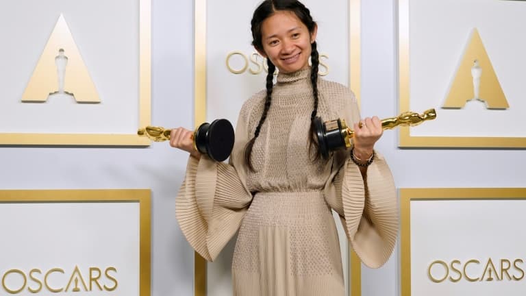 Chloé Zhao, avec ses deux Oscars, dimanche, à Los Angeles 