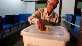 Dans un bureau de vote, à Sittwe, dans l'ouest de la Birmanie. Les bureaux de vote ont fermé dimanche soir en Birmanie au terme des premières élections pluralistes organisée par la dictature militaire depuis 20 ans. Le scrutin, sans surprise pour le pouvo