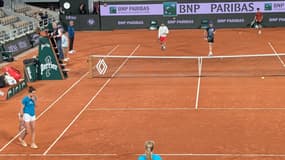 Loïs Boisson tape des balles avec Jannik Sinner à Roland-Garros, le 4 juin 2025