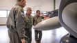 Des membres de l'armée de l'Air Argentine inspectent les F-16 danois.