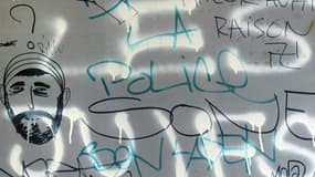 Tags antisémites et "anti-police" peints dans une cage d'escalier d'un immeuble de la cité de la Grande-Borne à Grigny, en juillet 2002 (illustration)